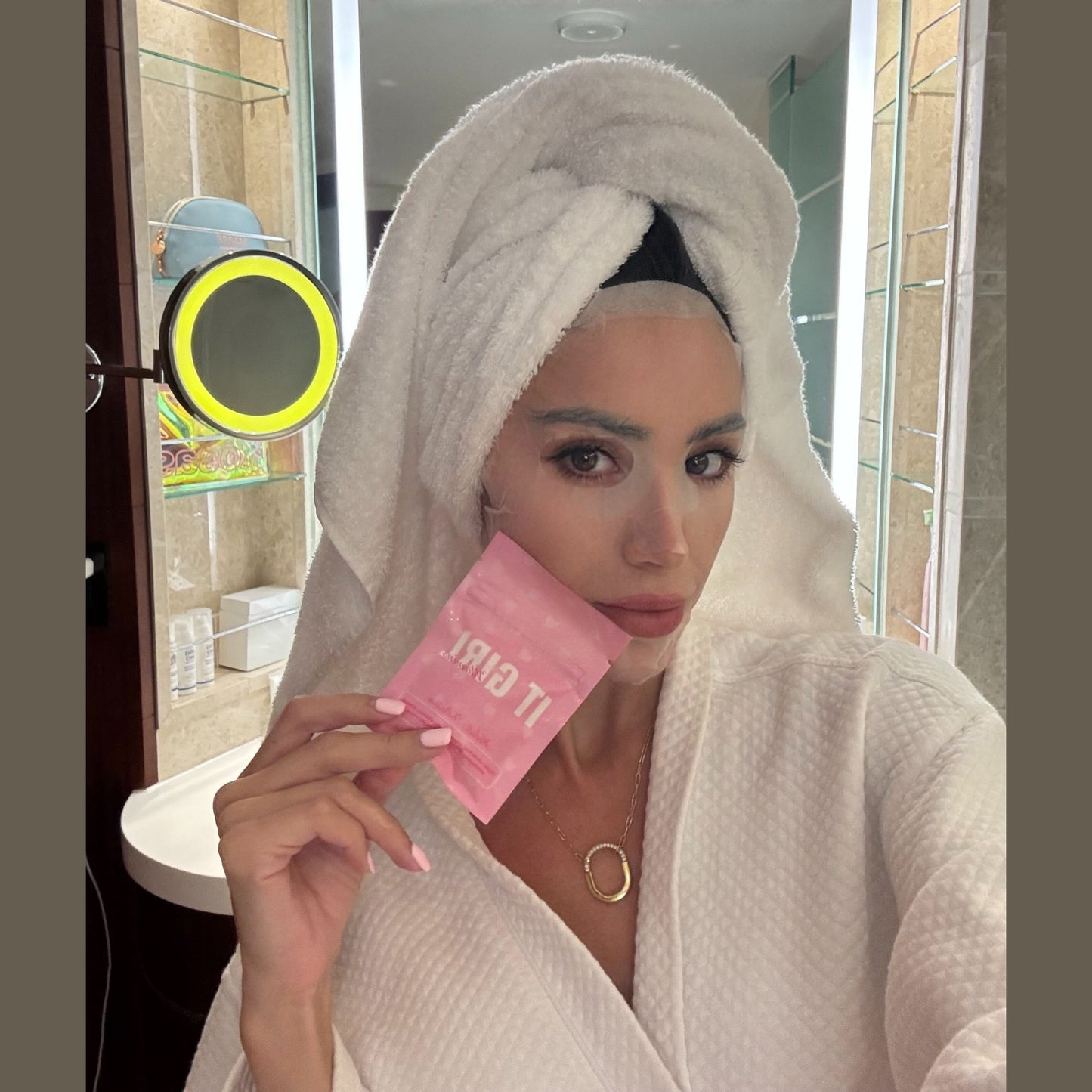 It Girl Snack - Superfoods Greens Gummies in Pink Starburst Flavor